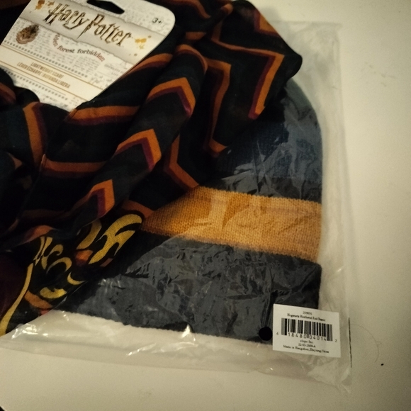 Harry Potter Fashion Scarf & Beanie - Picture 2 of 4